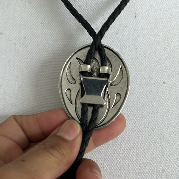 Claw/Paw Bolo Necktie Necklace - Picture 4 of 5